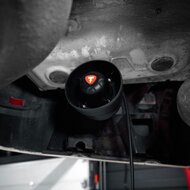 THOR Active Sound speaker gemonteerd onder auto voor elektronisch uitlaatgeluid
