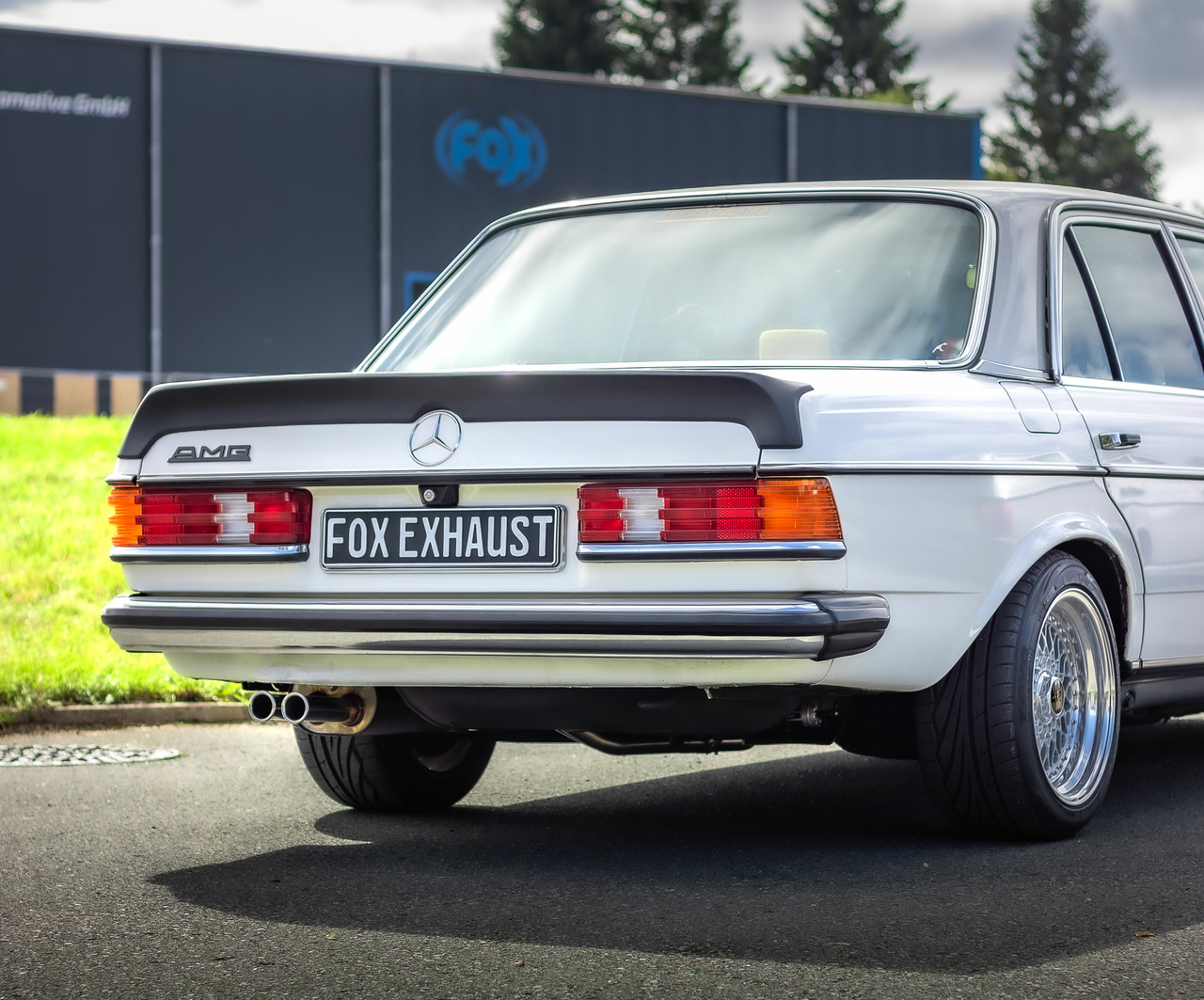 Fox Sportuitlaat Mercedes W123/S123 - complete uitlaatsysteem voor 4-cilindermotoren, bestaande uit achterdemper, middendemper en voordemper met spruitstuk - 2x50 Type 12R naar buiten gerold