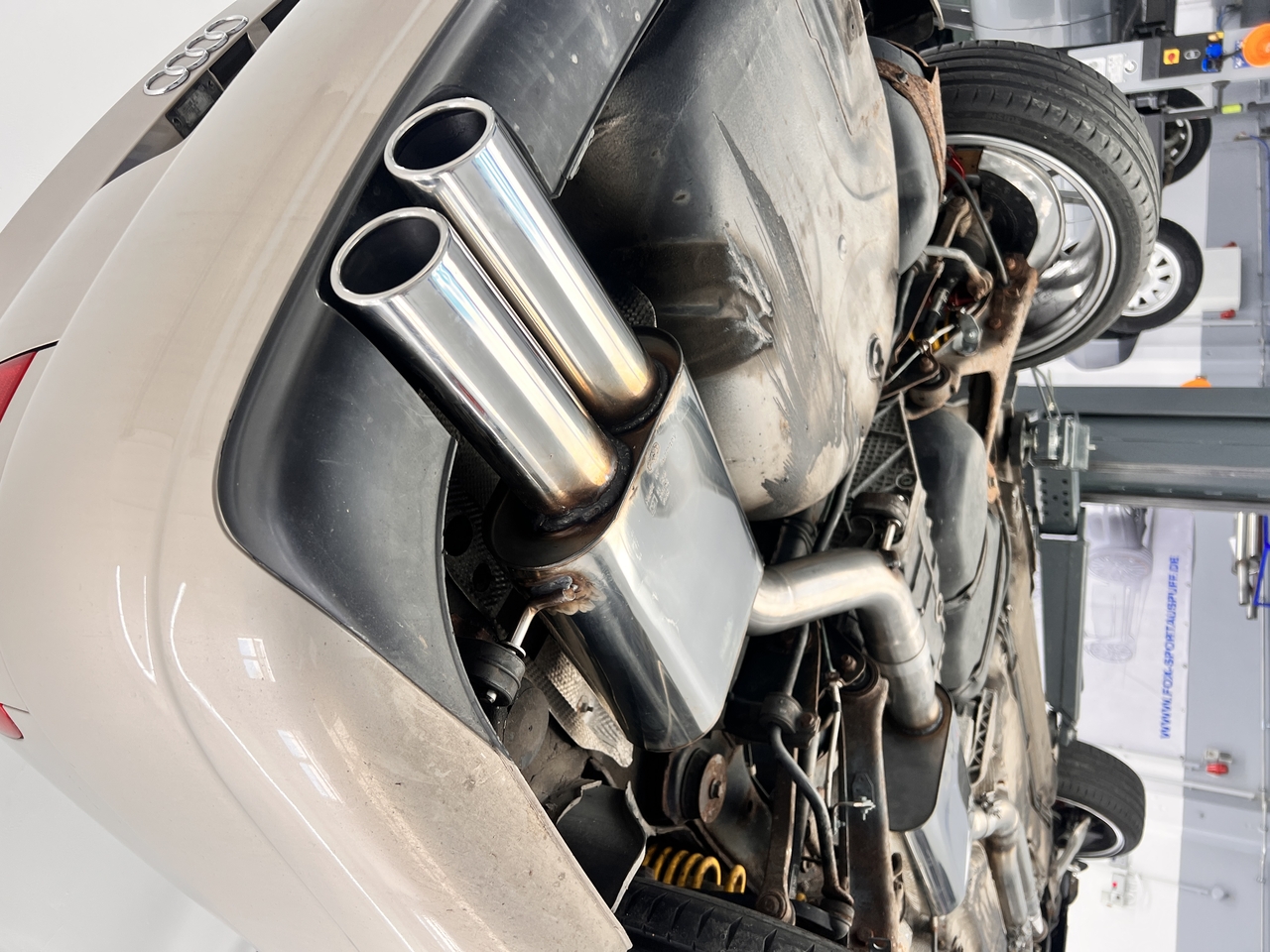 Fox Sportuitlaat Audi S4 B5 achterdemper - 2x88x74 type 32 met zijdelingse offset