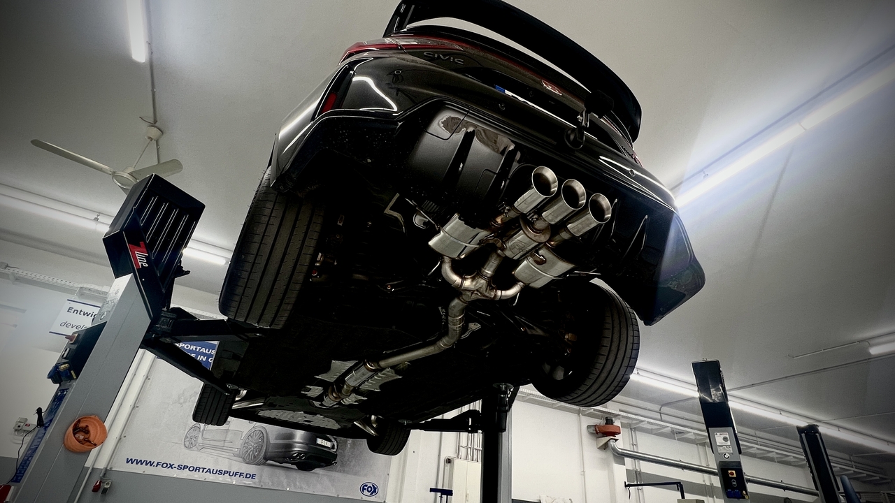 Fox Sportuitlaat Honda Civic 11 Type R 80mm half uitlaatsysteem van OPF, bestaande uit 3 achterdempers met 1 uitlaatklep, 1 middendemper en 1 voordemper. Uitlaatpijpen 3x100mm Type 25.