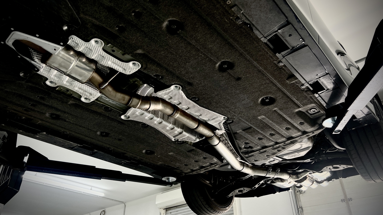 Fox Sportuitlaat Honda Civic 11 Type R - Racing 10dB+ Half Exhaust System 80mm vanaf OPF, bestaande uit 3 achterdempers met 1 uitlaatklep, 1 middendemper en 1 voordemper. Uitlaatpijpen 3x100mm Type 25