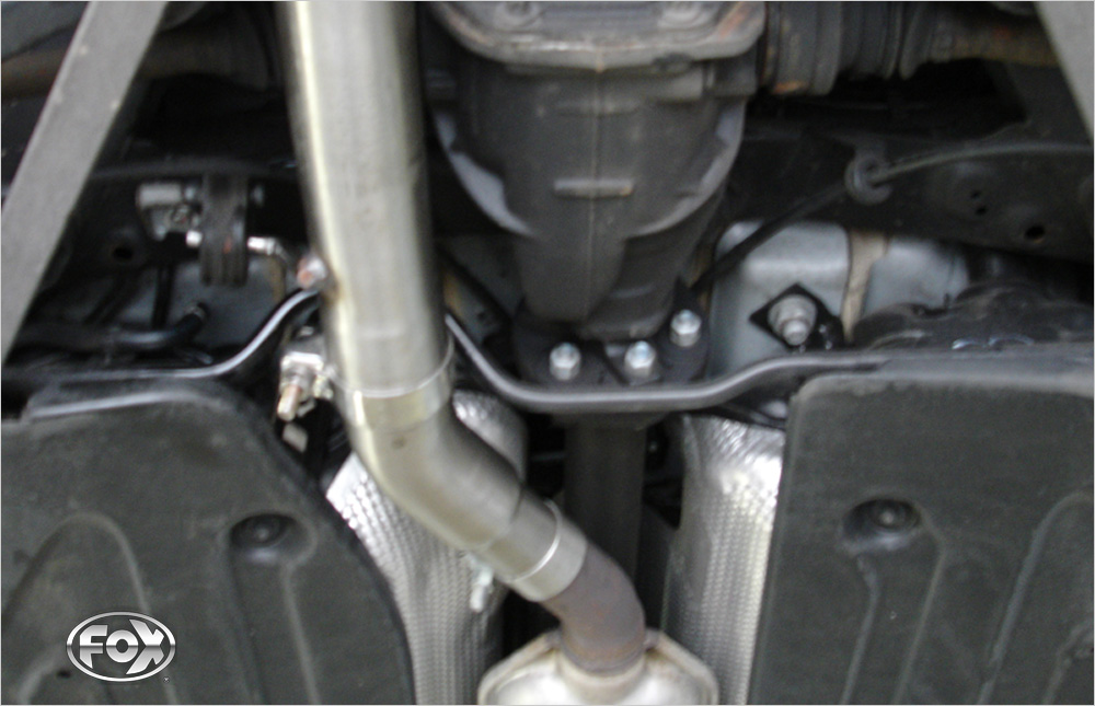 Fox Sportuitlaat Verbindingspijp voor de achterste geluiddemper van een Mercedes CLK Type 209 met een binnendiameter van 64 mm.