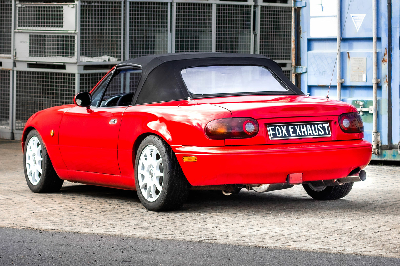 Fox Sportuitlaat Mazda MX5 NA - JDM-look. JDM-uitlaatsysteem bestaande uit een achterdemper, middendemper en voordemper - 1x90mm Type 10 uitlaatpijp.