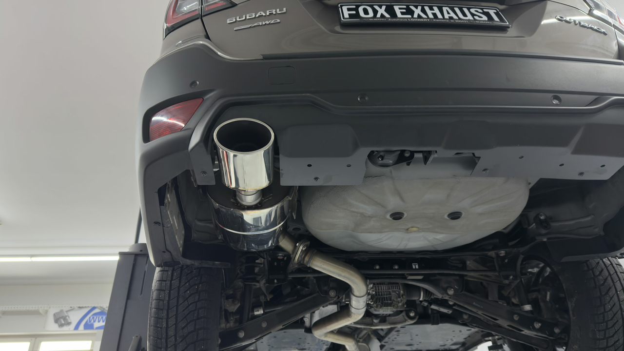 Fox Sportuitlaat Subaru Outback BT achterdiffuser-inzetstuk, matzwart ABS, met 1 ovale uitlaatuitsparing aan de linkerkant voor een uitlaatpijp van 140x90 mm.